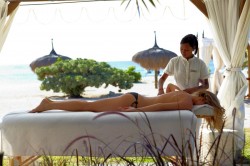 Maradiva Villas Resort  Spa_massage on the beach_klein
